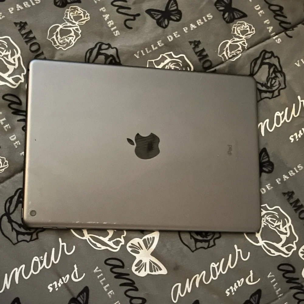 iPad 9th gen (comes with the box)